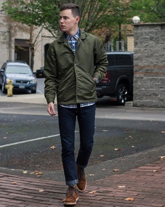 Какие джинсы носить с темно-зеленой курткой-рубашкой мужчине