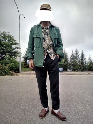 С чем носить темно-зеленую куртку-рубашку мужчине