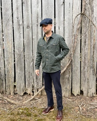 С чем носить темно-зеленую куртку-рубашку мужчине