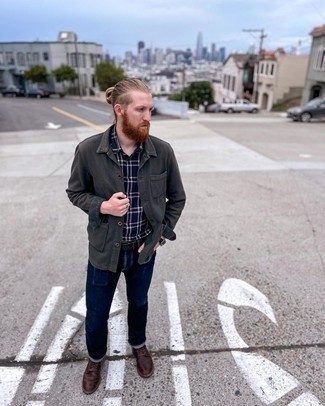 С чем носить темно-зеленую куртку-рубашку мужчине