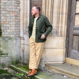 С чем носить темно-зеленую куртку-рубашку мужчине