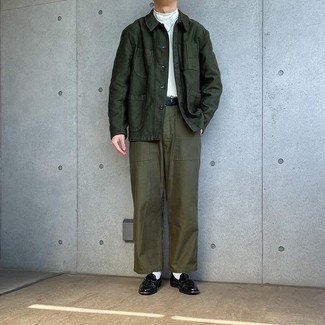 Какие лоферы носить с темно-зеленой курткой-рубашкой мужчине