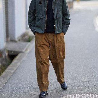 Какие лоферы носить с темно-зеленой курткой-рубашкой мужчине