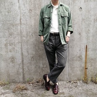 Какие футболки-поло носить с темно-зеленой курткой-рубашкой мужчине