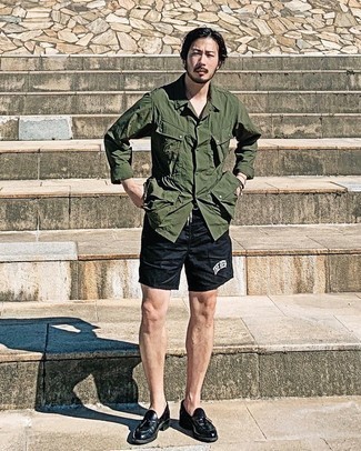 Какие шорты носить с темно-зеленой курткой-рубашкой мужчине