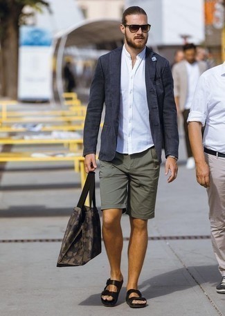 Как носить темно-зеленые шорты с черными кожаными сандалиями мужчине