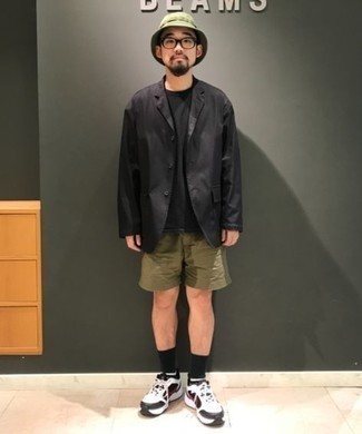 Какие пиджаки носить с темно-зелеными шортами мужчине