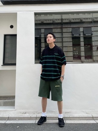 Какие ботинки дезерты носить с темно-зелеными шортами