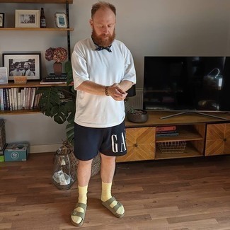 С чем носить темно-зеленые замшевые сандалии мужчине