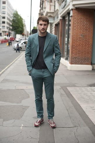 Какие кроссовки носить с темно-зеленым костюмом