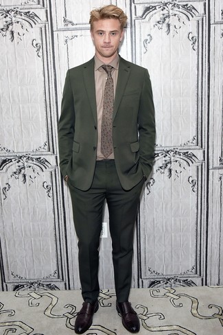 Как носить темно-зеленый костюм с коричневыми кожаными монками