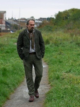 Какие повседневные ботинки носить с темно-зеленым костюмом