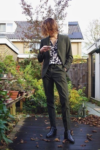 Какие ботинки челси носить с темно-зеленым костюмом