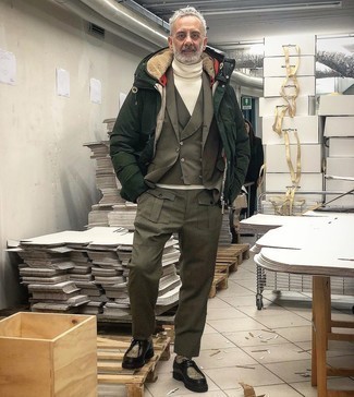 Какие ботинки дезерты носить с темно-зеленым костюмом