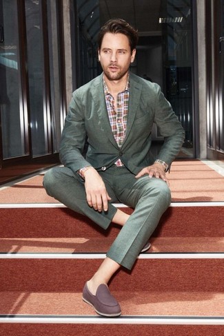 Какие лоферы носить с темно-зеленым костюмом