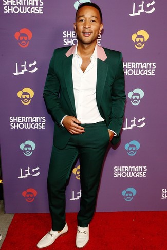 Какие лоферы носить с темно-зеленым костюмом