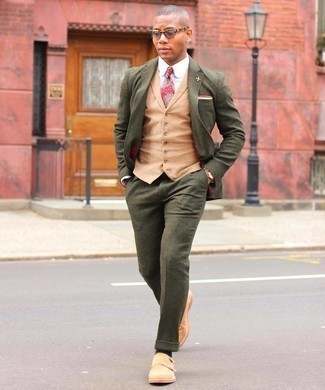 Какие жилеты носить с темно-зеленым костюмом