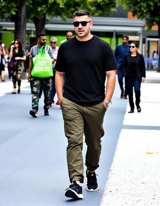 С чем носить темно-зеленые солнцезащитные очки мужчине