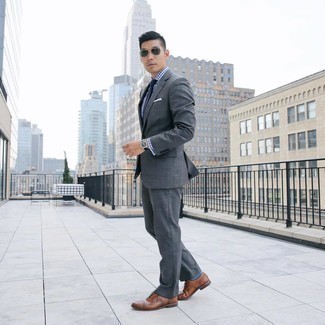 С чем носить темно-зеленые солнцезащитные очки мужчине