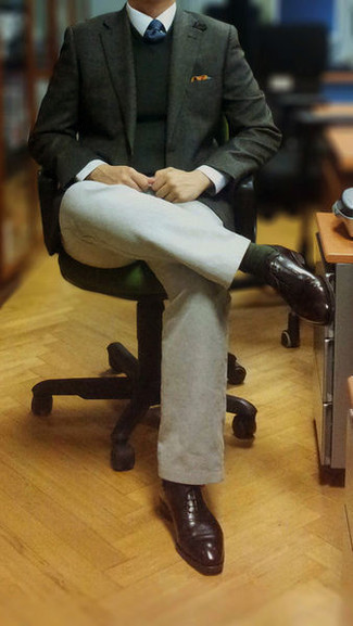 Какие пиджаки носить с темно-зеленым трикотажным жилетом мужчине