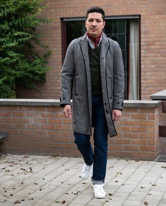 Какие длинные пальто носить с темно-зеленым трикотажным жилетом