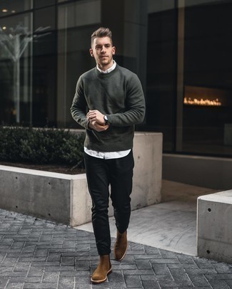 Как носить темно-зеленый свитшот с черными брюками чинос
