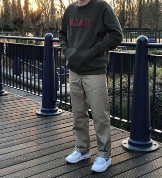 С чем носить темно-зеленый свитшот мужчине