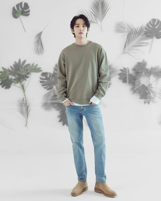 Как носить темно-зеленый свитшот с голубыми джинсами мужчине