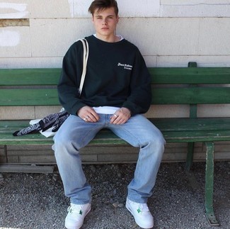 Как носить темно-зеленый свитшот с голубыми джинсами мужчине