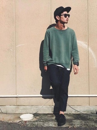 Как носить темно-зеленый свитшот с темно-синими джинсами мужчине