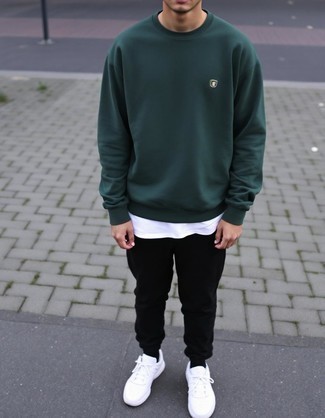 Какие спортивные штаны носить с темно-зеленым свитшотем мужчине