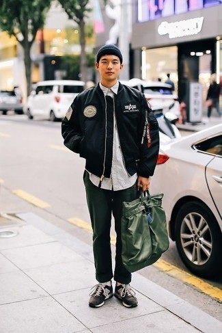 С чем носить темно-зеленую большую сумку мужчине