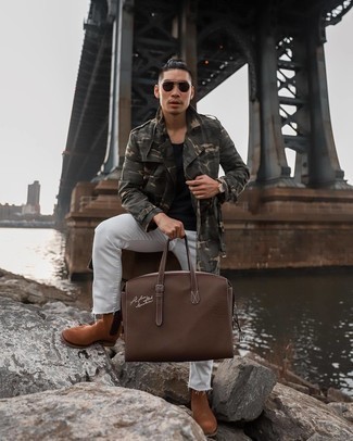 Какие джинсы носить с темно-зеленым плащом мужчине