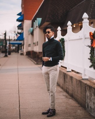 Как носить темно-зеленую водолазку с бежевыми брюками чинос