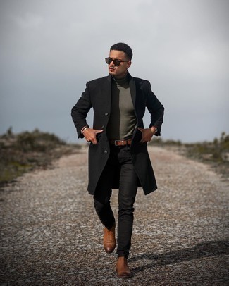 Как носить темно-зеленую водолазку с черными джинсами мужчине