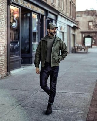 Как носить темно-зеленую водолазку с синими джинсами мужчине