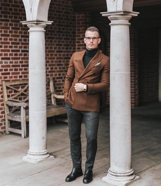 Как носить темно-зеленую водолазку с коричневым двубортным пиджаком мужчине