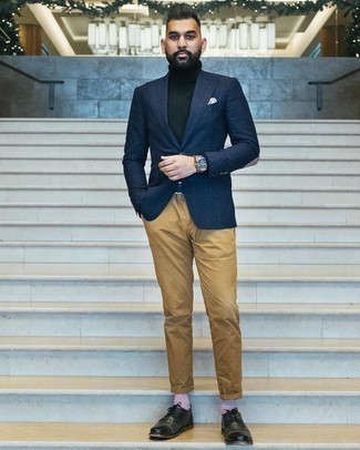 Какие брюки чинос носить с темно-зеленой водолазкой