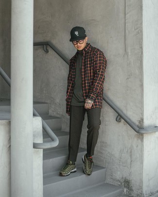 Какие брюки чинос носить с темно-зеленой водолазкой