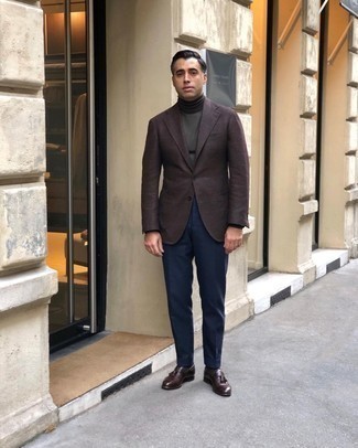 Как носить темно-зеленую водолазку с темно-коричневым пиджаком в клетку мужчине