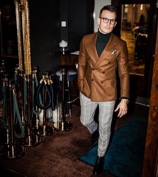 Какие двубортные пиджаки носить с темно-зеленой водолазкой мужчине