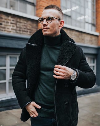 Какие джинсы носить с темно-зеленой водолазкой мужчине