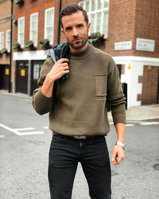 Какие джинсы носить с темно-зеленой водолазкой мужчине