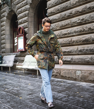 Какие джинсы носить с темно-зеленой водолазкой мужчине