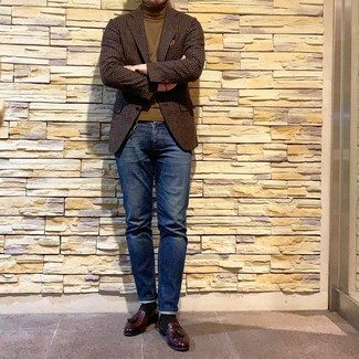 Какие джинсы носить с темно-зеленой водолазкой мужчине