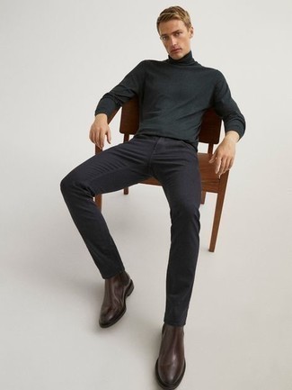 Какие джинсы носить с темно-зеленой водолазкой мужчине