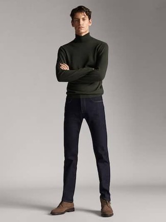 Какие джинсы носить с темно-зеленой водолазкой мужчине
