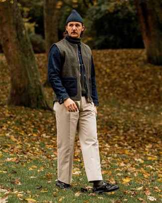 Какие лоферы носить с темно-зеленой водолазкой мужчине