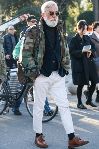 Как носить темно-зеленую водолазку с темно-синим пиджаком мужчине