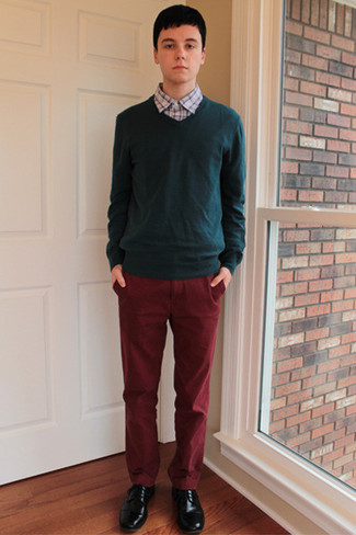 С чем носить темно-зеленый свитер с v-образным вырезом мужчине